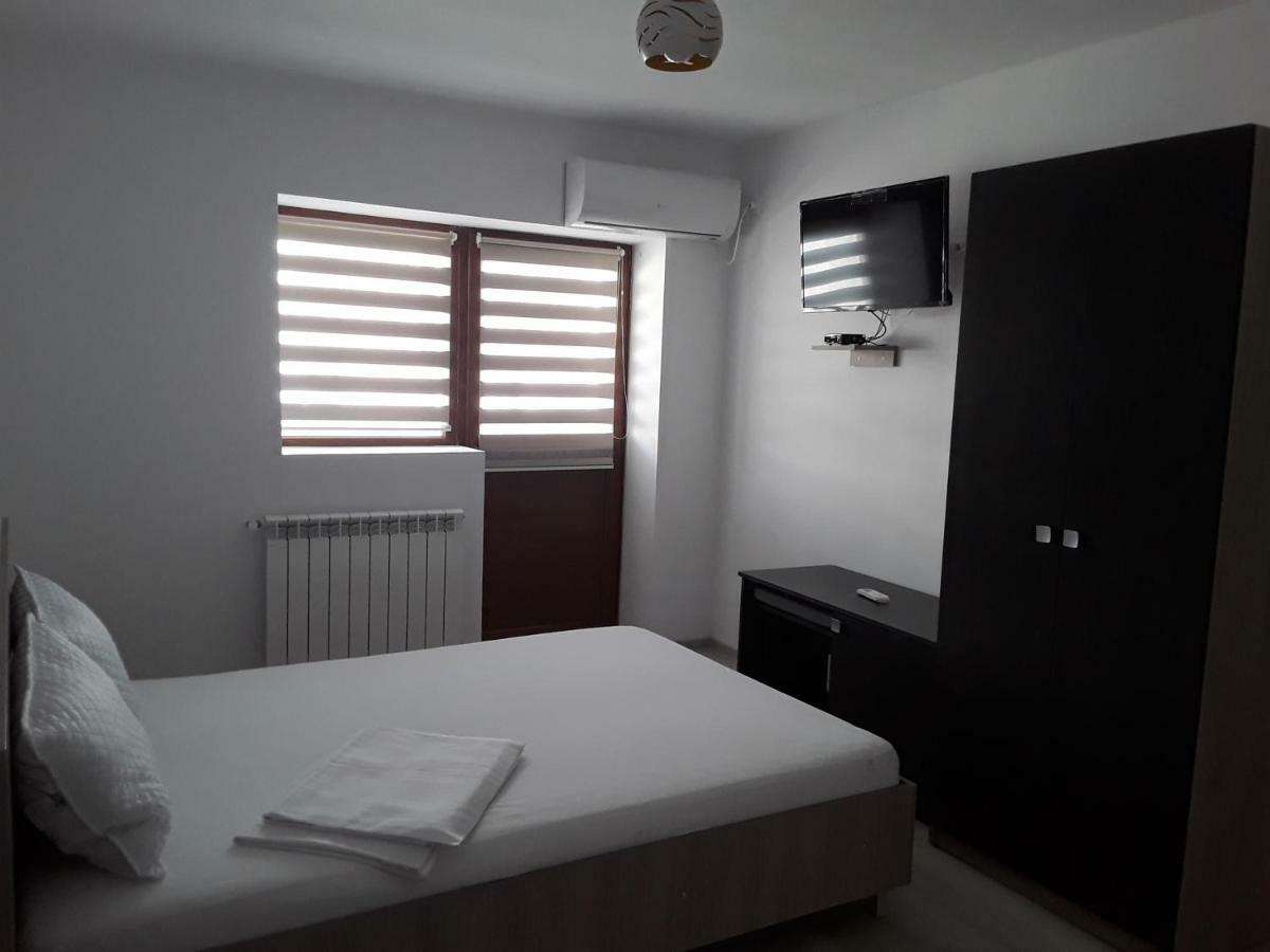 Camere De Inchiriat Central La Calciu Mahmudia Buitenkant foto