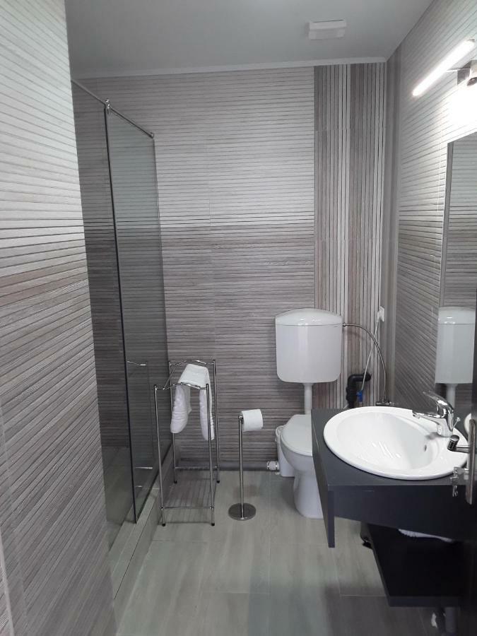 Camere De Inchiriat Central La Calciu Mahmudia Buitenkant foto