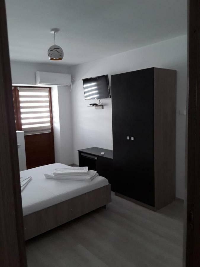 Camere De Inchiriat Central La Calciu Mahmudia Buitenkant foto